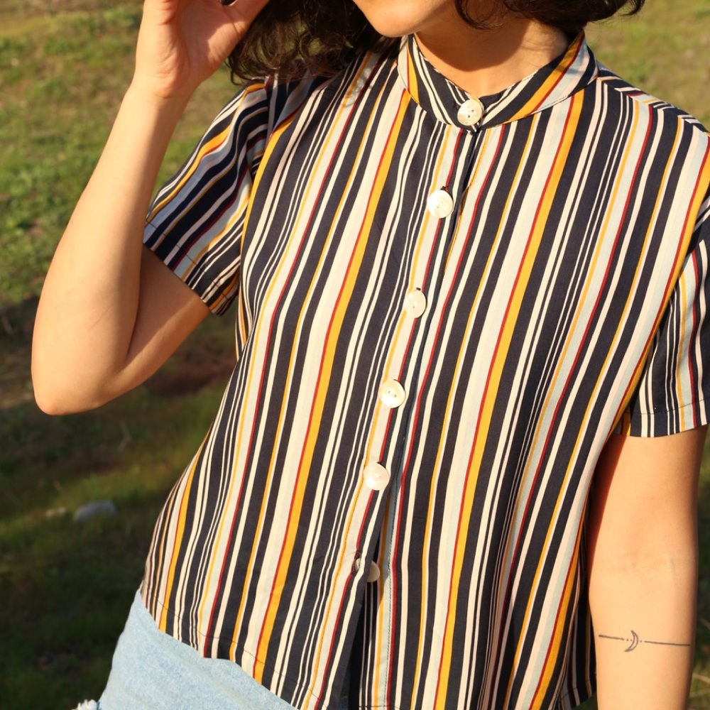 Casual chic  button down shirt made from cotton